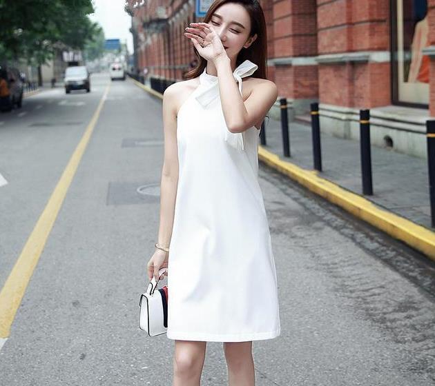 吊带连衣裙穿在身上,让你上街时髦出众,回头率百分之一万!