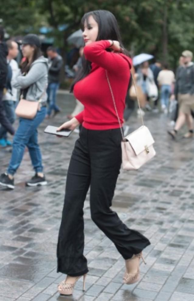 红与黑的时尚搭配，身材夸张胜过大嫂徐冬冬！