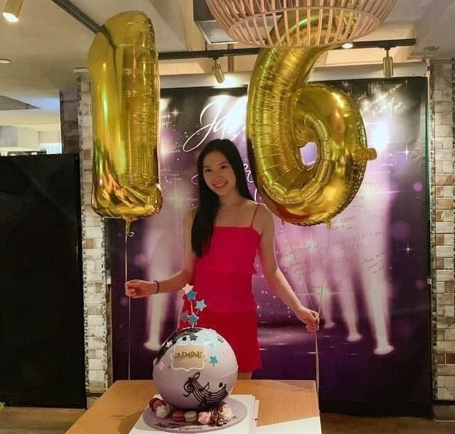  照片中：甄子丹16岁女儿晒近照，短吊带小蛮腰实力抢镜，却被指穿着太显老
