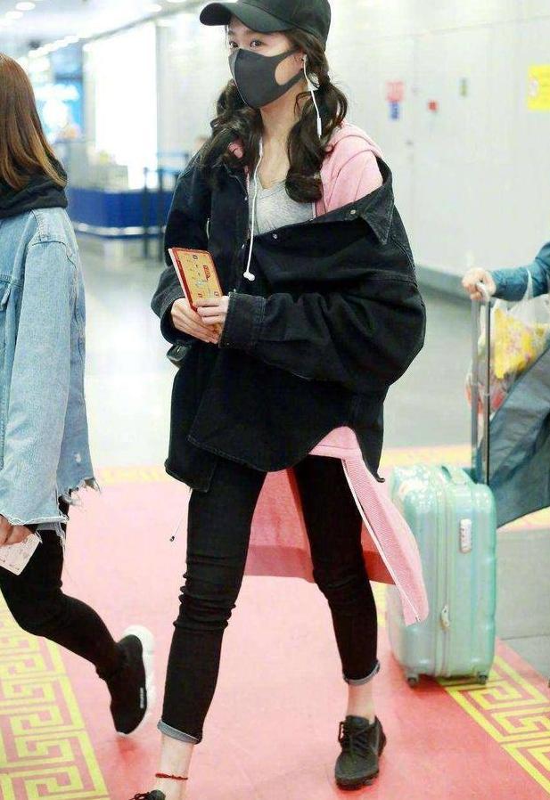 关晓彤穿着一块塑料布就上台了,网友:这是你买不起的塑料布