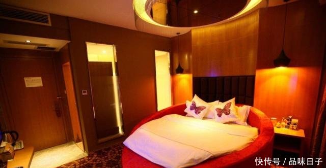 情侣酒店喜欢用圆床,究竟比方床好在哪里,保洁大妈说出其中套路