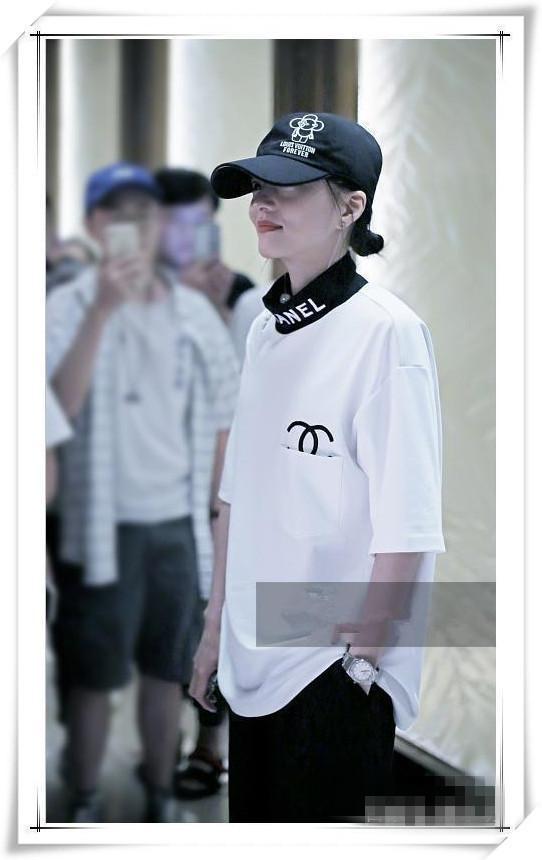 张韶涵太高估自己了,80斤体重穿200斤T恤,网友:还是贾玲穿好看