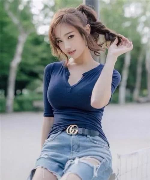 街拍：长发穿着时尚的靓丽小姐姐，美丽动人身材曼妙！