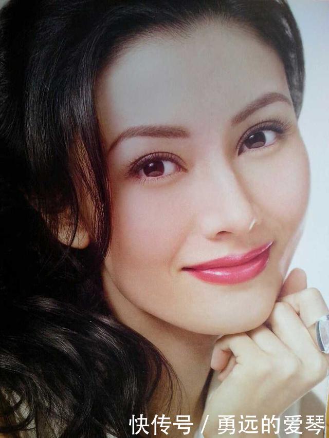 李嘉欣结婚香港富太太都松了口气,如今她的美