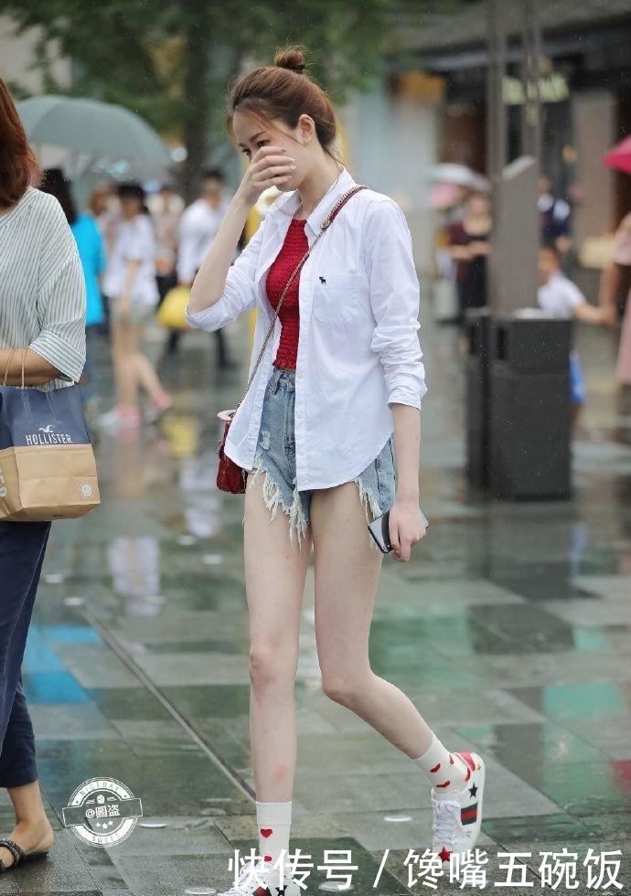 「 举止」举止优雅的热裤小姐姐, 有人为她挡雨吗,街拍