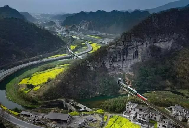 中国史上最美高铁线！刚开通就成网红，一站十景！