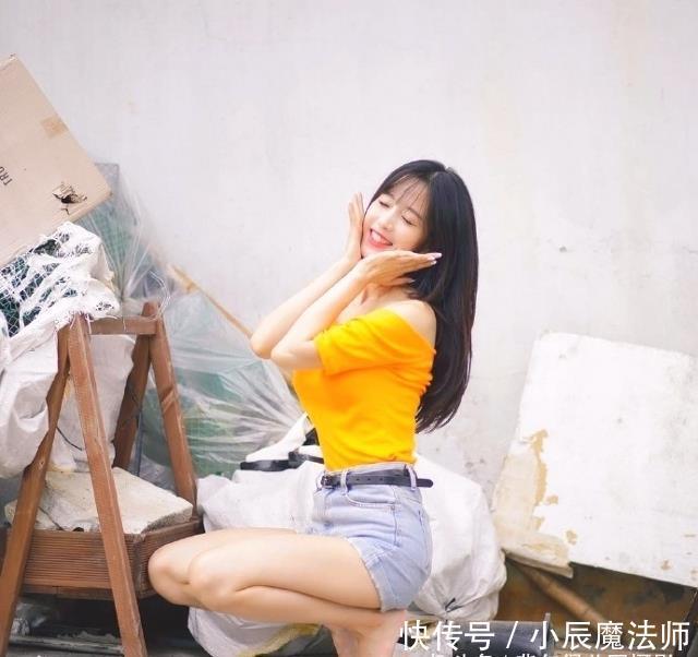  『小姐姐』路人街拍，姑娘真是太洋气了，穿黄色连衣裙很显简约优雅风