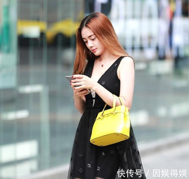 感染力■街拍小姐姐穿着黑色网纱的仙女裙,太有感染力了