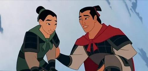 迪士尼公主才会干的事情，美人鱼用叉子梳头，乐佩拖着长发去扫地