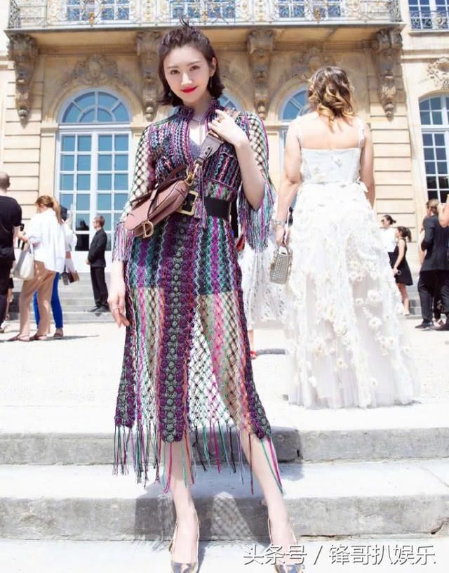 难怪张继科那么宠！景甜穿镂空长裙秀腿，美腿可以单独出道了！