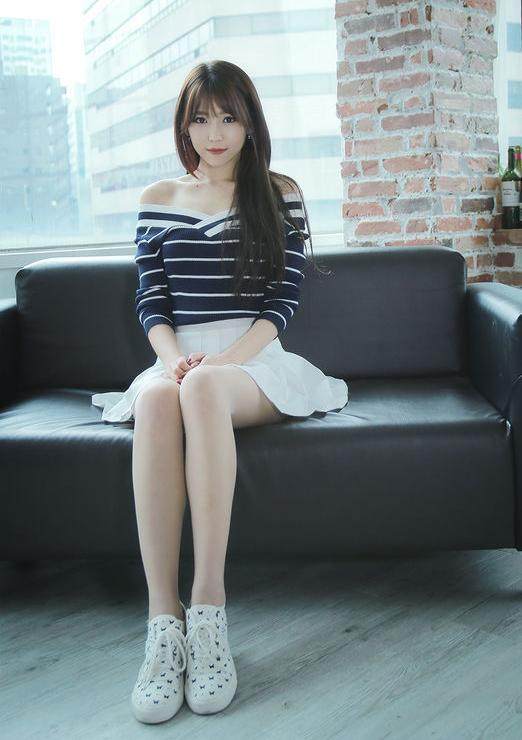 裙装美女微微一笑, 魅力瞬间绽放