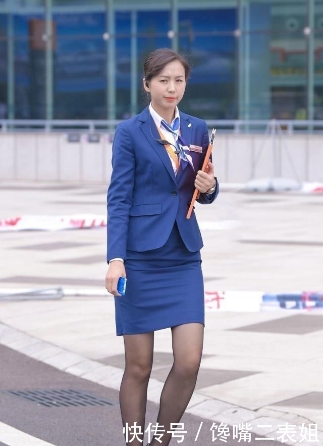 气质|蓝色职业装搭配高跟鞋和黑色丝袜,散发出优雅的职业女性气质