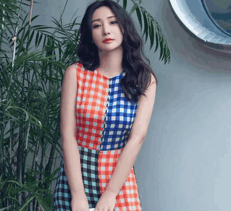 她在台上掉出避孕套引热议, 有损性感女神形象, 搭配美上天!