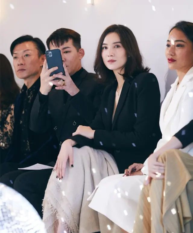 『来特别』宋佳敢晒高清未修图, 脸上坑洼不平还有黑眼圈, 反而漂亮!