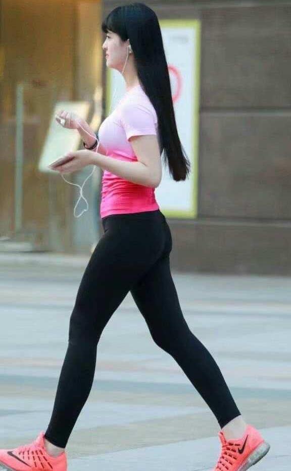 百搭时尚的打底裤,穿出妹子婀娜身形