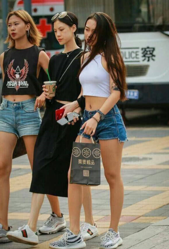 气质小姐姐身穿超短热裤，小蛮腰匀称标致。