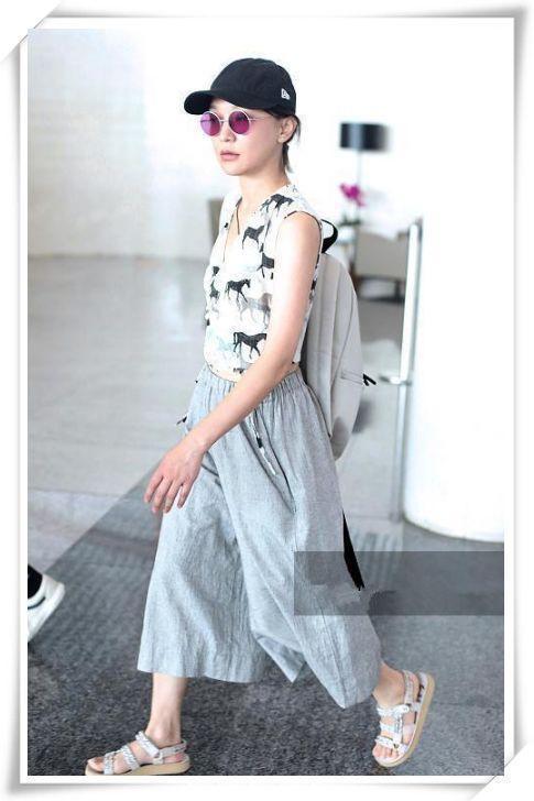 当39岁陈乔恩和43岁周迅同穿无袖背心，网友：气场差距有点尴尬！