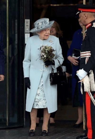 英国女王很“专一”:包包拎了40年不腻，一款鞋子穿50年!