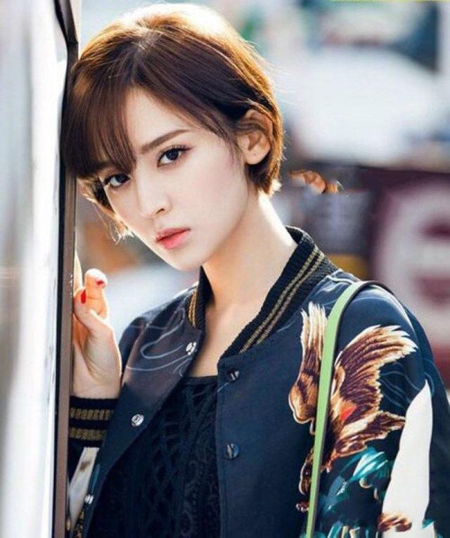 张含韵换发型气质大变，剪齐耳短发清纯可人，网友：萌到不敢认！