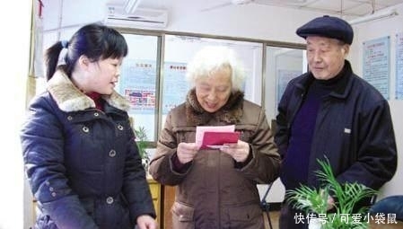 不交养老金直接存银行 , 如果每年存1000元, 30年后够养老吗?