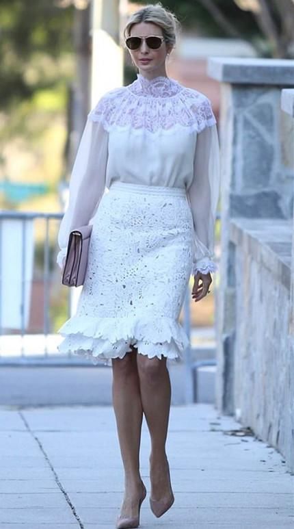 37岁的伊万卡:蕾丝裙配高跟鞋,最后一张穿旗袍坐着真显腿!