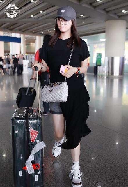 尴尬了! 蒋欣T恤搭配短裤现身机场秀美腿, 网友直呼:还是不秀的好