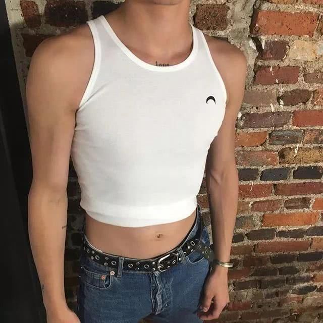 为什么女生穿背心很性感，男生穿就像老大爷!