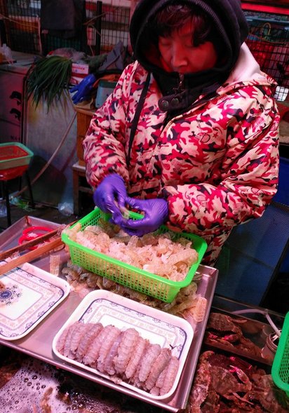 胶东农贸市场的扒虾大姐,生剥皮皮虾70元一斤