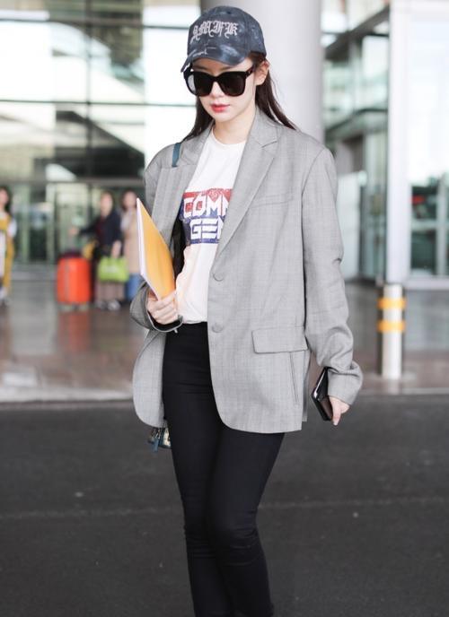 戚薇真会穿，这么紧的裤子硬是穿了进去，网友：委屈你这腿了