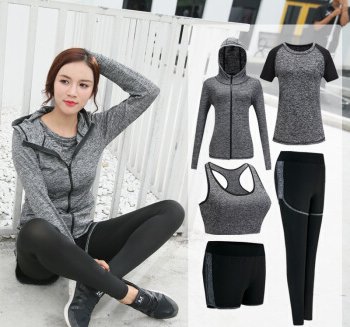 健身房的女人真敢穿，紧身的衣服勾出迷人的曲线美，太迷人了