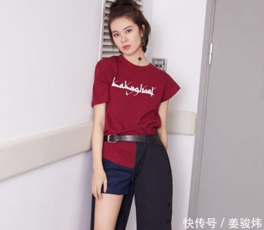 郁可唯真会玩，裤子居然只穿一半，网友看的强迫症都犯了！