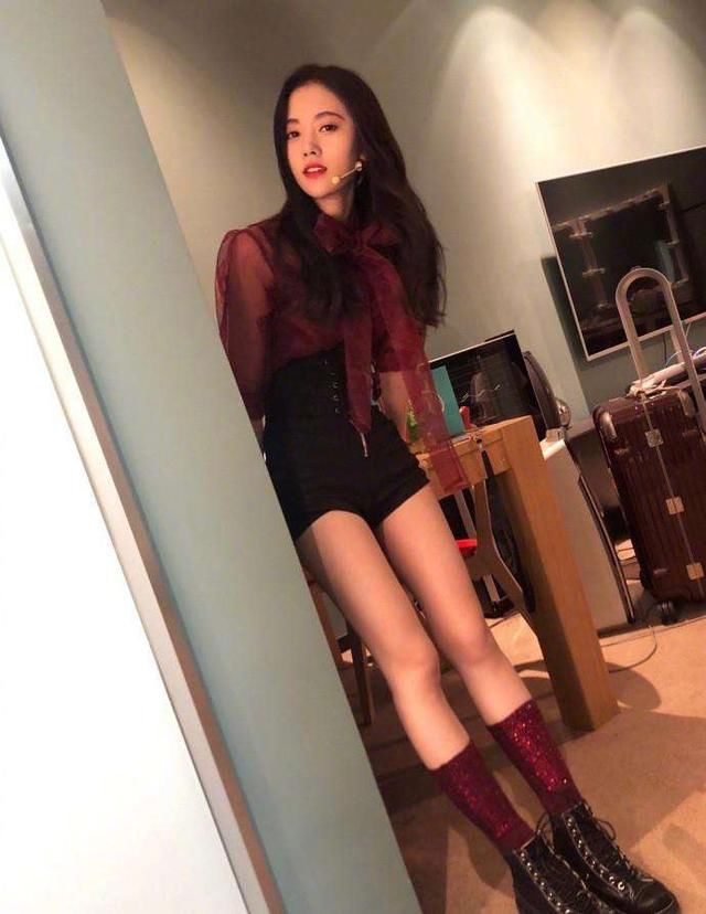 鞠婧祎为显腿长真拼,穿衬衫玩下衣消失,159穿出170既视感引注目