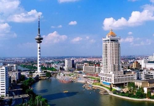  第一城■湖北一城市，很有发展潜力，发展直追武汉，人称“华夏