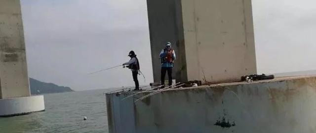 汕头有人在南澳大桥桥墩平台上钓鱼，这是“用生命在垂钓”
