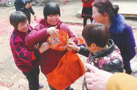  有人■电视上农民年收入十万很容易，现实中收入是多少？有人算