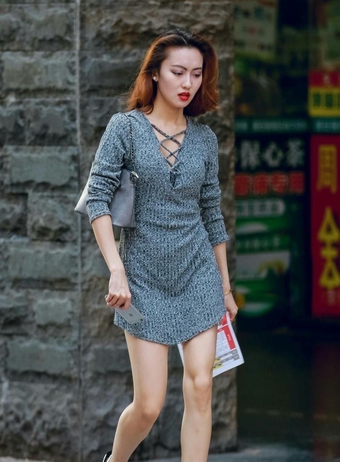  【焦点】街拍：不起眼的裙子，也能成为焦点，展现小姐姐的女神风范