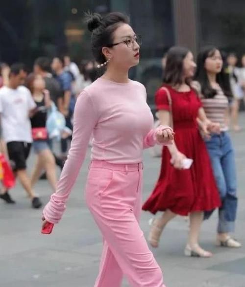  #美女#美女时尚街拍：沉鱼落雁的美女，一件碎花吊带的连衣裙，时尚优雅大方美丽