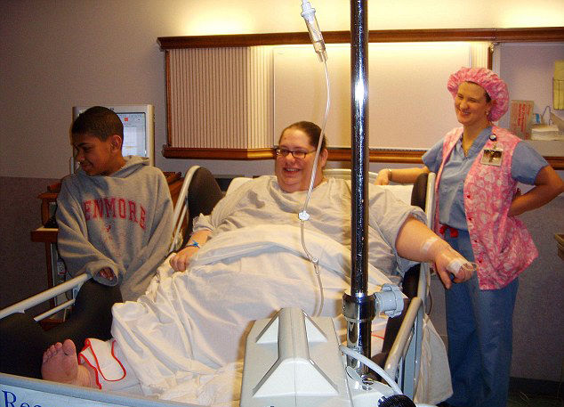 女子重达500多斤，走路就是锻炼，但是她的黑人老公对她疼爱有加