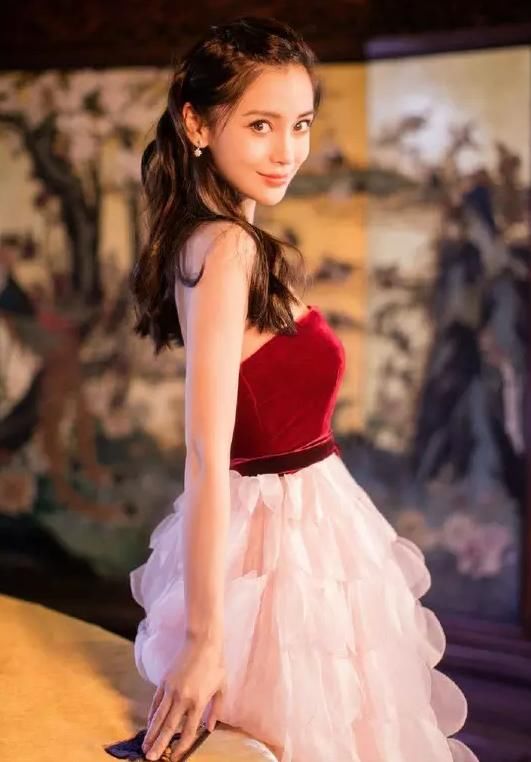 Baby和热巴同穿抹胸裙，网友:原来生没生孩子差距那么大?