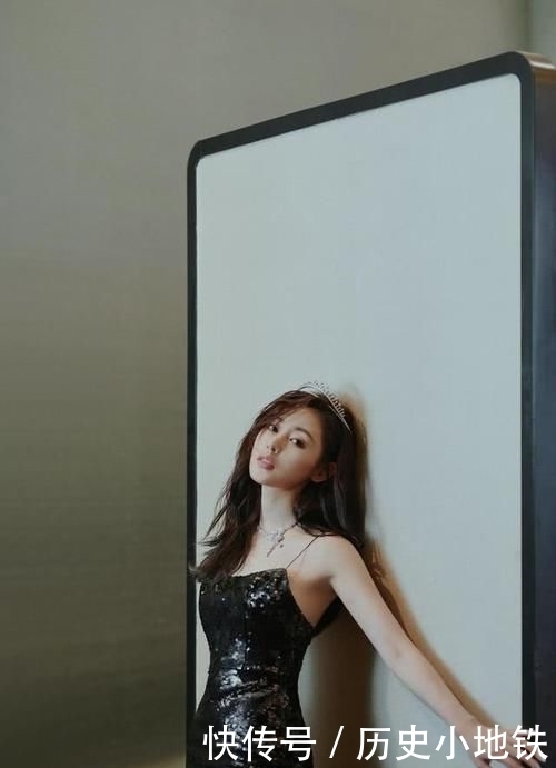 # 线条#穿黑吊带裙美得像精灵，腰细得能一手掌握，张天爱“豪华臀胯”真牛