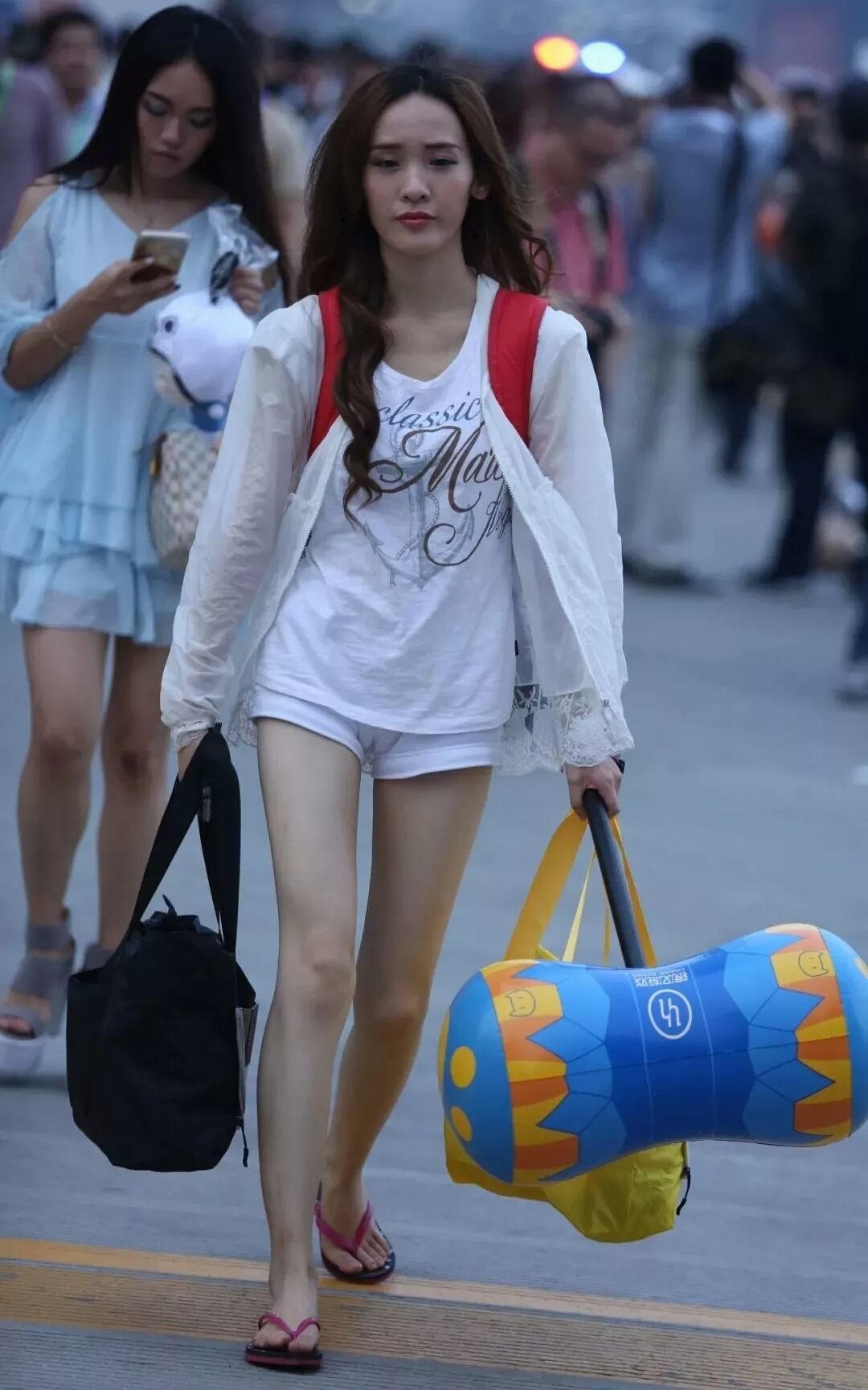 街拍与搭配:黑丝加豹纹的图六美女满满的诱惑