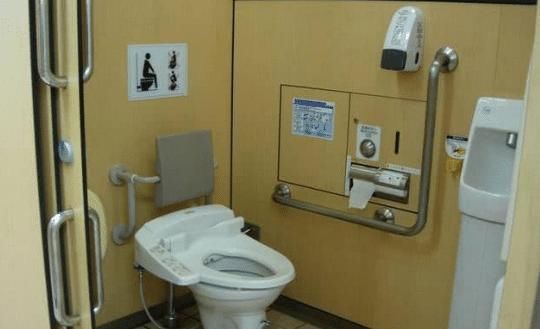 日本女厕所有一个隐藏按钮, 设计很贴心, 但我国游客却不好意思按