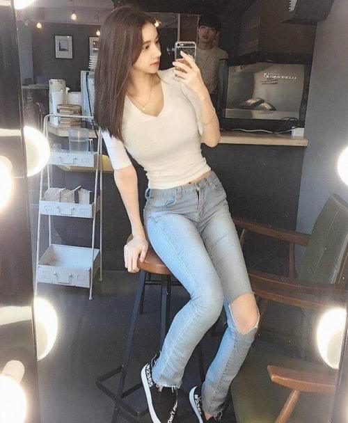 清澈甜美的牛仔裤姑娘，尽显曼妙身材，年轻又漂亮！