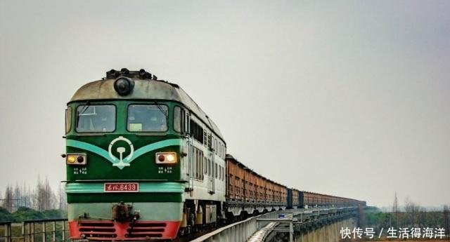 火车上卖东西的推销员，他的“真实身份”是什么列车员道出实情