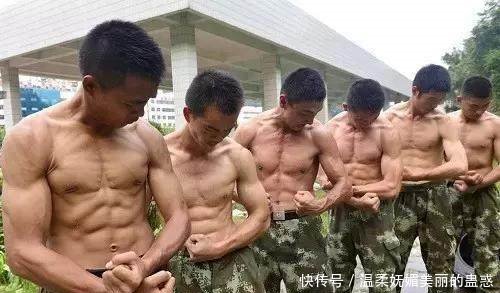 曾经的战友聚会，见面脱了衣服后，场面让人尴尬不已