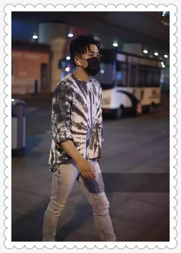 刘恺威深夜独现机场，43岁帅成23岁，网友：杨幂怎么放心的？