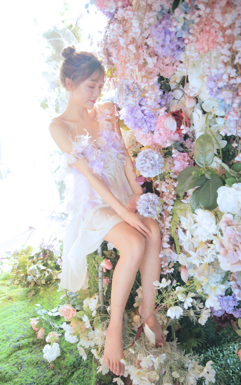 丸子头女孩性感抹胸裙写真