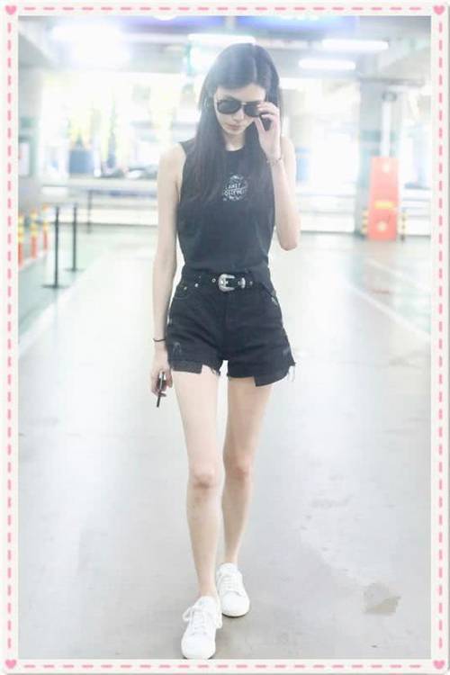 奚梦瑶这下糗大了！穿紧身背心都撑不起来，网友：心疼何煪君！