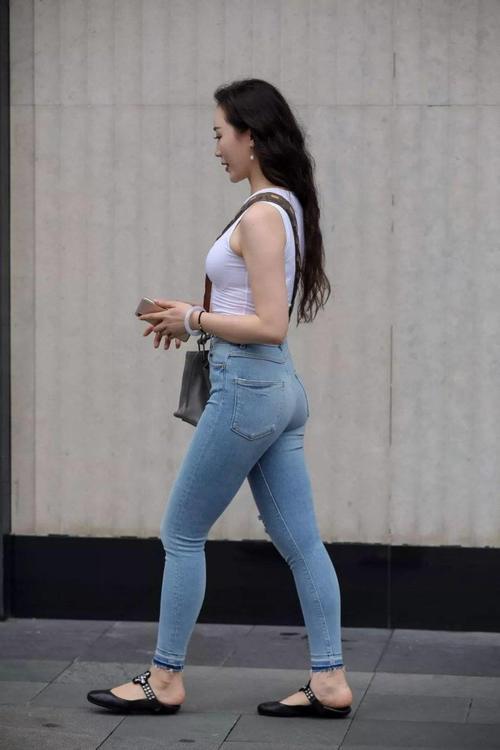 街拍：小姐姐他们时尚的装扮显得那么成熟！