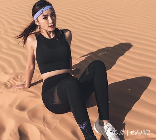 身材婀娜的紧身裤美女，简约又衬托魅力，尽显高挑！